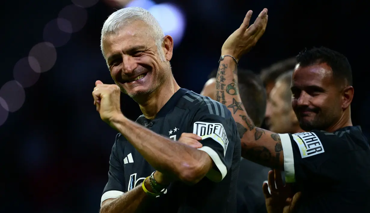 Mantan pemain Juventus, Fabrizio Ravanelli saat diperkenalkan mewakili Tim Hitam sebelum dimulainya laga persabatan mini soccer 7 lawan 7 di Pala Alpitour, Turin, Rabu (11/10/2023) dini hari WIB yang diikuti para legenda Juventus dalam rangkaian perayaan 100 tahun Keluarga Agnelli mengakuisisi Juventus. Hasil laga dimenangkan Tim Putih 9-6 atas Tim Hitam. (AFP/Marco Bertorello)