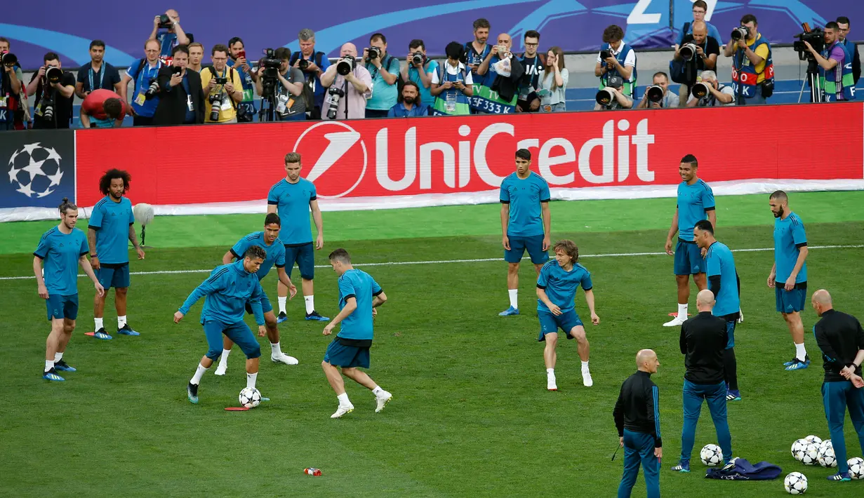 Pemain Real Madrid melakukan sesi latihan menjelang final Liga Champions di NSC Olimpiyskiy Stadium, Kiev, Jumat (25/5). Final Liga Champions musi ini akan mempertemukan raksasa Spanyol, Real Madrid melawan wakil Inggris, Liverpool. (AP/Darko Vojinovic)