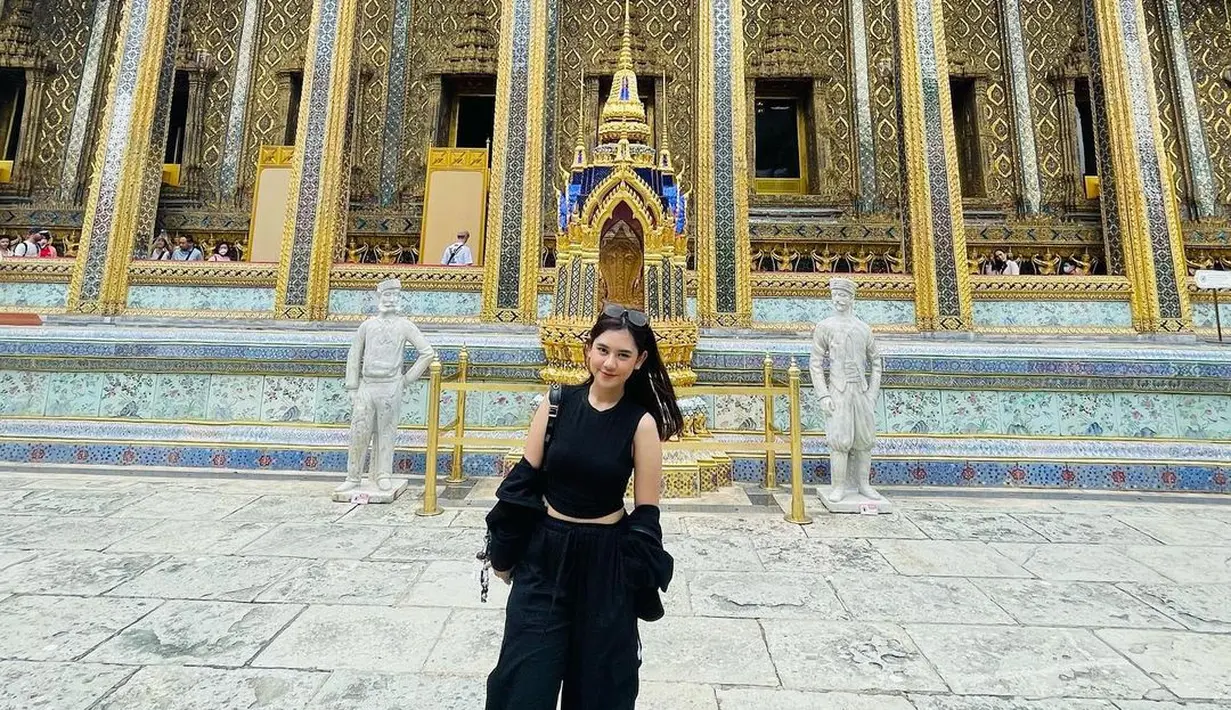 Selain momen keseruannya mengunjungi berbagai tempat wisata, penampilannya juga tak luput dari perhatian.  [Foto: IG/zivamagnolya].