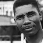 Medgar Evers berdiri di dekat tanda negara bagian Mississippi pada tahun 1958. (AP)