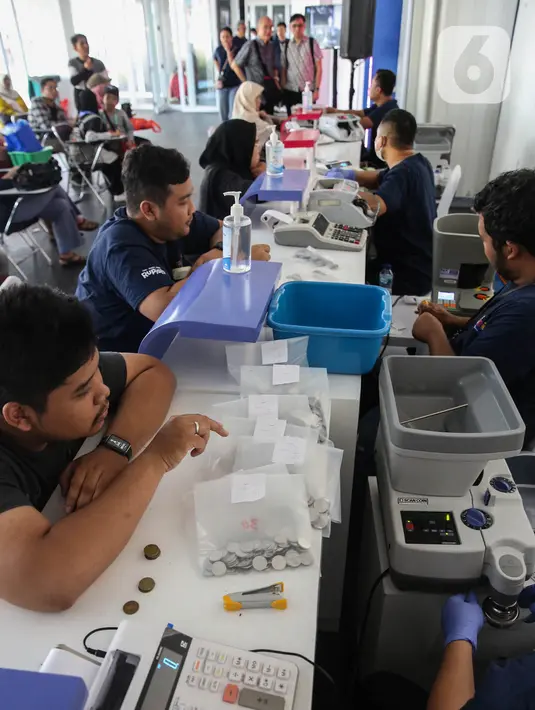 Pada gelaran FERBI 2024, Bank Indonesia memberi kesempatan kepada warga yang ingin menukarkan langsung uang Rupiah logam dari berbagai pecahan dan tahun emisi. (Liputan6.com/Angga Yuniar)