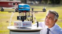 Ahmed Fahour, CEO  Australia Post mengamati salah satu drone yang akan digunakan mengirim paket. Australia resmi mengujicoba pengiriman surat dan paket menggunakan drone. Photo: Eddie Jim | smh.com.au