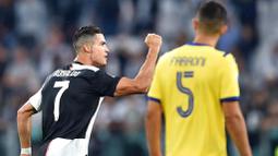 Striker Juventus, Cristiano Ronaldo, melakukan selebrasi usai membobol gawang Verona pada laga Serie A di Stadion Juventus, Sabtu (21/9/2019). Juventus menang 2-1 atas Verona. (AP/Alessandro Di Marco)