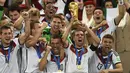 Philipp Lahm, kapten Timnas Jerman ini memutuskan pensiun setelah menjuarai Piala Dunia 2014 saat berusia 31 tahun. Lahm telah bermain dalam 113 pertandingan Timnas Jerman dan saat ini masih bermain untuk Bayern Munchen. (AFP/Fabrice Coffrini)