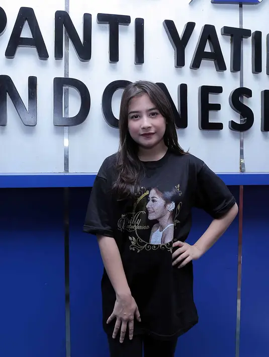 Meski baru ditinggal Teuku Rassya, Prilly Latuconsina mengaku mulai merasakan kangen. Hal itu lantaran Rassya sering menemaninya jalan-jalan. Perempuan 19 tahun itu terkesan hati-hati menjawab seputar hubungannya dengan Rassya. (Deki Prayoga/Bintang.com)