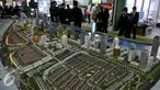 Pengunjung melihat pameran Real Estate Indonesia Expo 2015, di Jakarta Convention Center (JCC), Senayan, Jakarta, Sabtu (14/11/2015). Pameran yang ke 27 ini akan berlangsung hingga 22 November 2015 mendatang. (Liputan6.com/Johan Tallo)