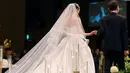 Dimulai dengan foto dirinya berjalan di altar mengenakan strapless gown warna putih, lengkap dengan veil-nya. [@yukyung_922]