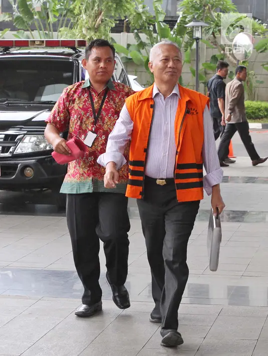 Tersangka mantan Dirjen Hubla Kementerian Perhubungan, Antonius Tonny Budiono berjalan memasuki Gedung KPK di Jakarta, Jumat (26/1). Juru bicara KPK, menyatakan Antonius diperiksa untuk kebutuhan pengembangan perkara. (Liputan6.com/Herman Zakharia)
