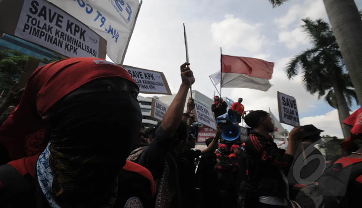 Kedatangan ratusan buruh ini untuk mendukung KPK dalam konflik dengan Polri yang membuat panas suhu politik, Jakarta, Jumat (6/2/2015). (Liputan6.com/Herman Zakharia)
