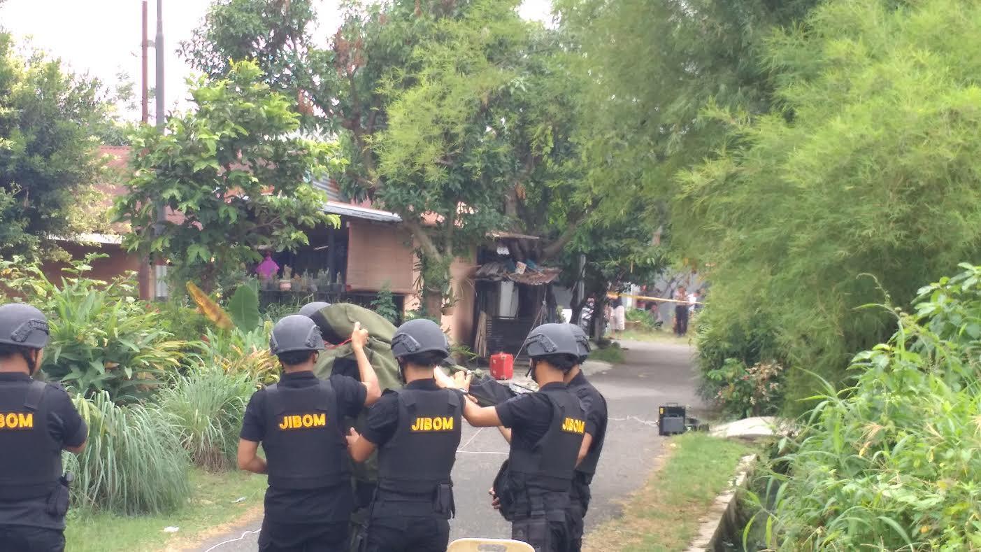 Ada seorang wanita yang tidak diketahui identitasnya meninggalkan koper merah. (Liputan6.com/Reza Efendi).