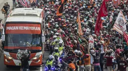 Suporter Persija Jakarta, The Jakmania, konvoi merayakan gelar Piala Presiden dengan melintasi Senayan hingga Monas, Jakarta, Minggu (18/2/2018). Persija meraih juara setelah mengalahkan Bali United. (Bola.com/Vitalis Yogi Trisna)