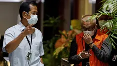 Mantan Bupati Buru Selatan, Tagop Sudarsono Soulisa (kanan) usai rilis penahanan tersangka di Gedung KPK, Jakarta, Rabu (26/1/2022). Tagop S S ditetapkan sebagai tersangka suap, gratifikasi, dan TPPU terkait pengadaan barang jasa di Kab Buru Selatan tahun 2011-2016. (Liputan6.com/Helmi Fithriansyah)