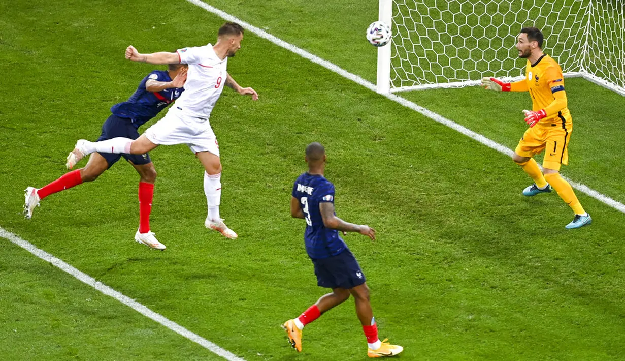 Pemain Swiss Haris Seferovic (kedua kiri) mencetak gol ke gawang Prancis pada pertandingan babak 16 besar Euro 2020 di Stadion National Arena, Bucharest, Rumania, Selasa (29/6/2021). Swiss menyingkirkan Prancis usai menang 5-4 (3-3). (Daniel Mihailescu/Pool Photo via AP)