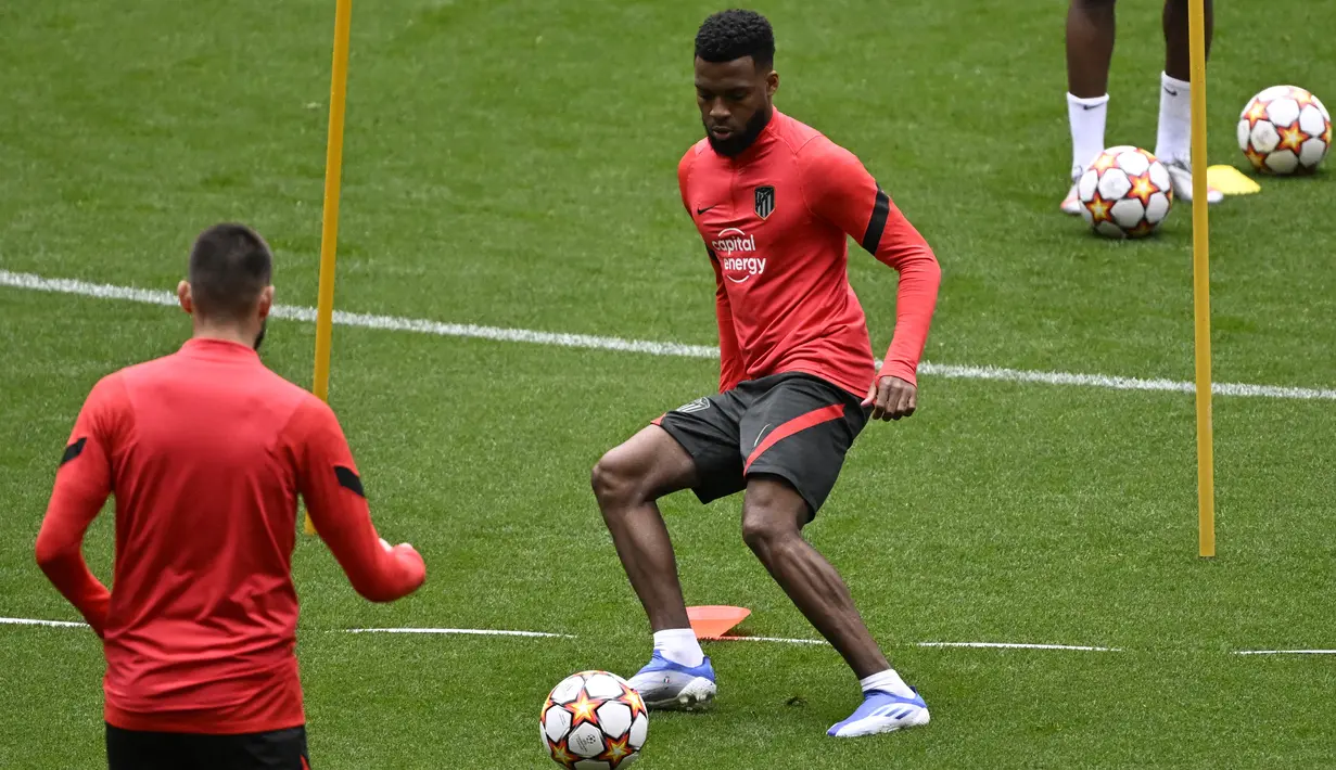 Gelandang Atletico Madrid Prancis Thomas Lemar menghadiri sesi latihan di stadion Wanda Metropolitano, Selasa (12/4/2022). Atletico Madrid bersua Manchester City pada leg kedua perempat final Liga Champions, Kamis 14 April 2022 dini hari WIB. (Pierre-Philippe MARCOU/AFP)