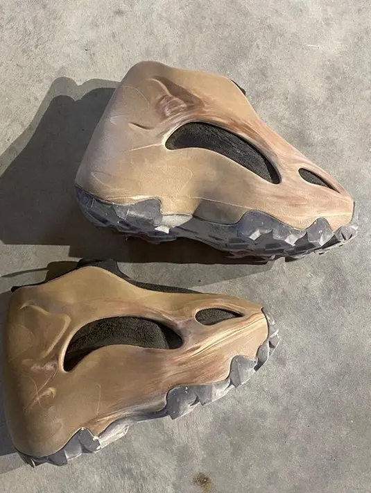 Yeezy menjadi salah satu sneakers yang booming bagi pecinta sneakers. Namun, ada pula Yeezy dengan model teraneh seperti modelnya berbentuk alien. Makan di namakan Yeezy alien dengan warna seperti kayu dan sol hitam. @yeezymafia
