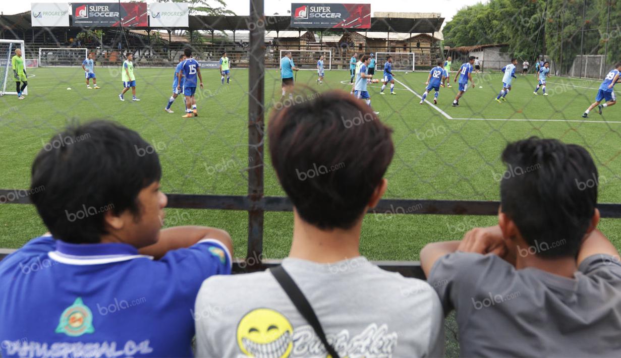 Bobotoh menyaksikan latihan perdana Persib usai ditahan imbang Sriwijaya FC pada Torabika Soccer Championship 2016 di Lapangan Progresif, Bandung, Senin (2/5/2016). (Bola.com/Vitalis Yogi Trisna)