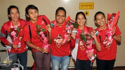 Tim nasional basket putri Indonesia saat tiba di Bandara Soekarno-Hatta, Banten, Selasa (16/6/2015). Mereka berhasil mengawinkan dua medali perak di cabang olahraga basket pada SEA Games 2015 di Singapura. (Liputan6.com/Helmi Afandi)