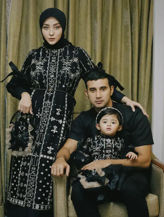 Intip gaya Margin bersama Ali dan sang putri, Guzel kompakan dengan outfit hitam. [Instagram @marginw]