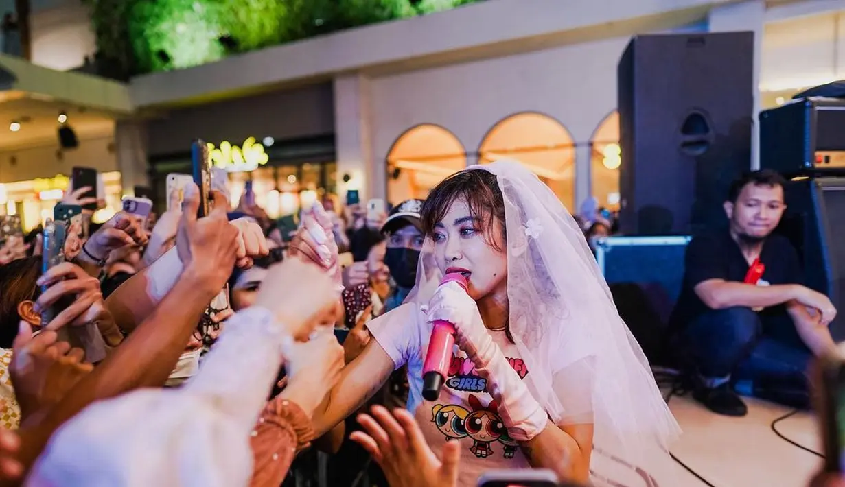 Ia menambahkan veil pendek ala pengantin perempuan dan sarung tangan satin. [IG@widikidiwdkdw]