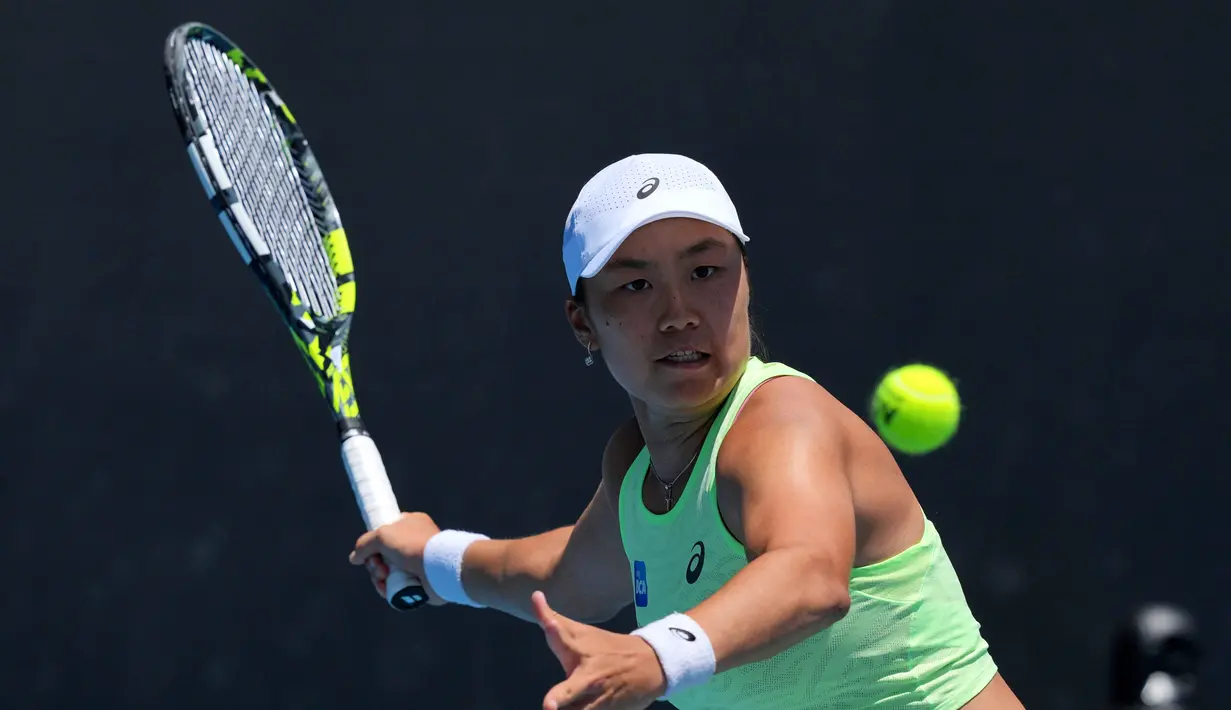 Janice Tjen harus mengakui keunggulan petenis Republik Ceko, Karolina Pliskova. Tampak dalam foto, petenis Indonesia, Janice Tjen melakukan pukulan forehand untuk mengembalikan bola ke Karolina Pliskova dari Republik Ceko selama pertandingan babak kedua tunggal putri turnamen tenis Australian Open 2026, di Melbourne, Kamis (22/1/2026). (AP Photo/Dar Yasin)