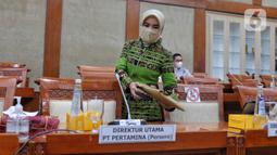 Direktur Utama PT Pertamina (Persero) Nicke Widyawati bersiap mengikuti rapat dengar pendapat  dengan Komisi VI DPR di kompleks Parlemen, Senayan, Jakarta, Kamis (8/9/2022). Rapat tersebut perkembangan terkini soal kenaikan harga BBM bersubsidi, produksi atau lifting minyak, pengolahan minyak, serta kapasitas kilang minyak. (Liputan6.com/Angga Yuniar)