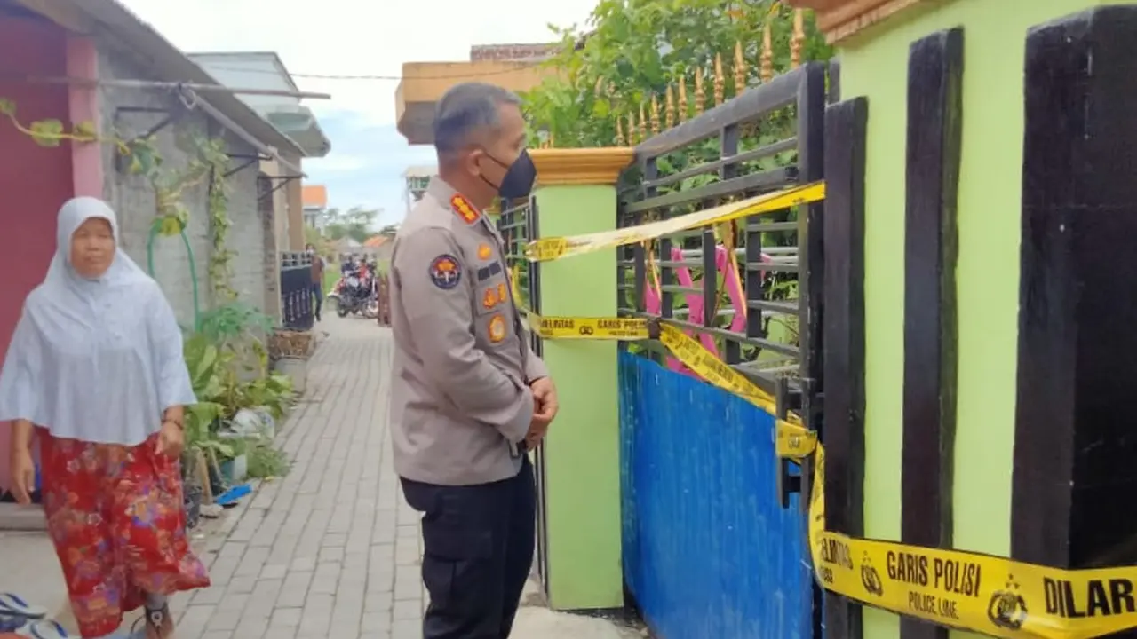 Rumah Suami Bantai Istri Dan Anak Dipasangi Garis Polisi. (Jumat, 08/04/2022).