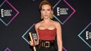 Scarlett Johansson berpose dengan piala yang diraihnya di karpet merah People's Choice Awards 2018 di Barker Hangar di Santa Monica, California (11/11). AFP Photo/Getty Images/Matt Winkelmeyer)