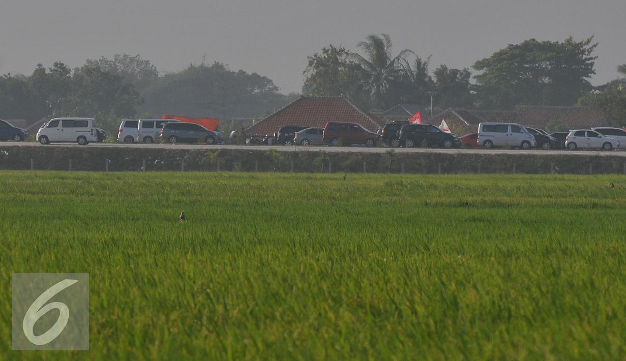 Jelang H-2 Lebaran, ribuan mobil terjebak macet panjang di jalan tol Cipali hingga tol Palikanci, Jawa Barat, Rabu (15/7/15).(Liputan6.com/Herman Zakharia)