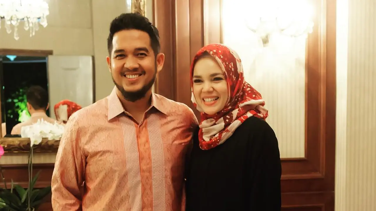 [Bintang] Jauh dari Gosip, Ini 8 Foto Romantis Dewi Sandra dan Agus Rahman