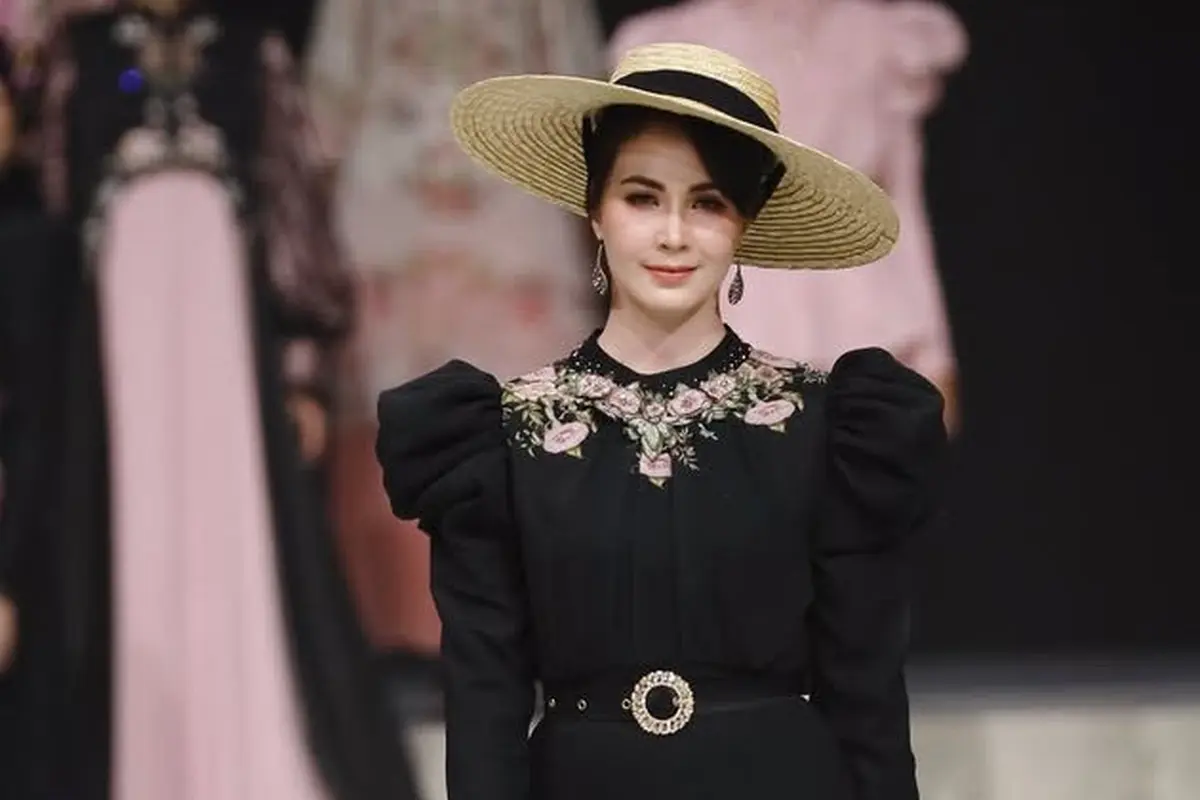 Arumi Bachsin Tampil Bak Noni Belanda saat fashion show