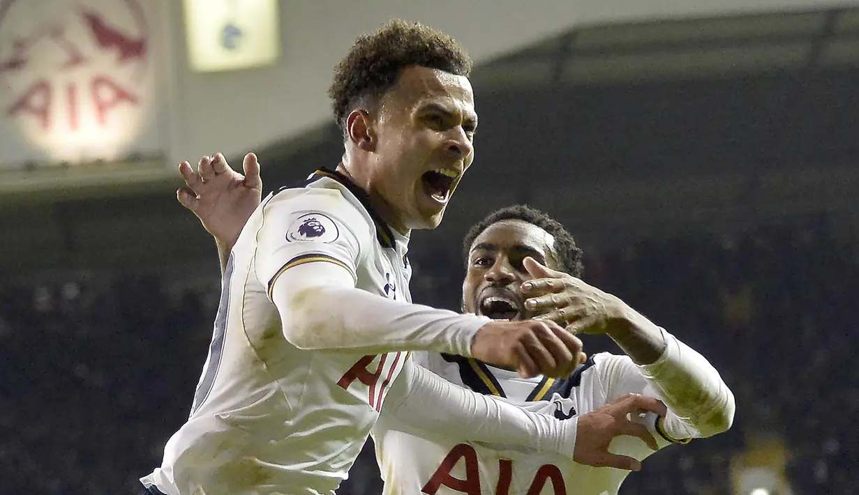 Gelandang Tottenham, Dele Alli, merayakan gol yang dicetaknya ke gawang Chelsea pada laga Liga Inggris di Stadion White Hart Lane, Inggris, Rabu (4/1/2017). Tottenham menang 2-0 atas Chelsea. (EPA/Hannah McKay)