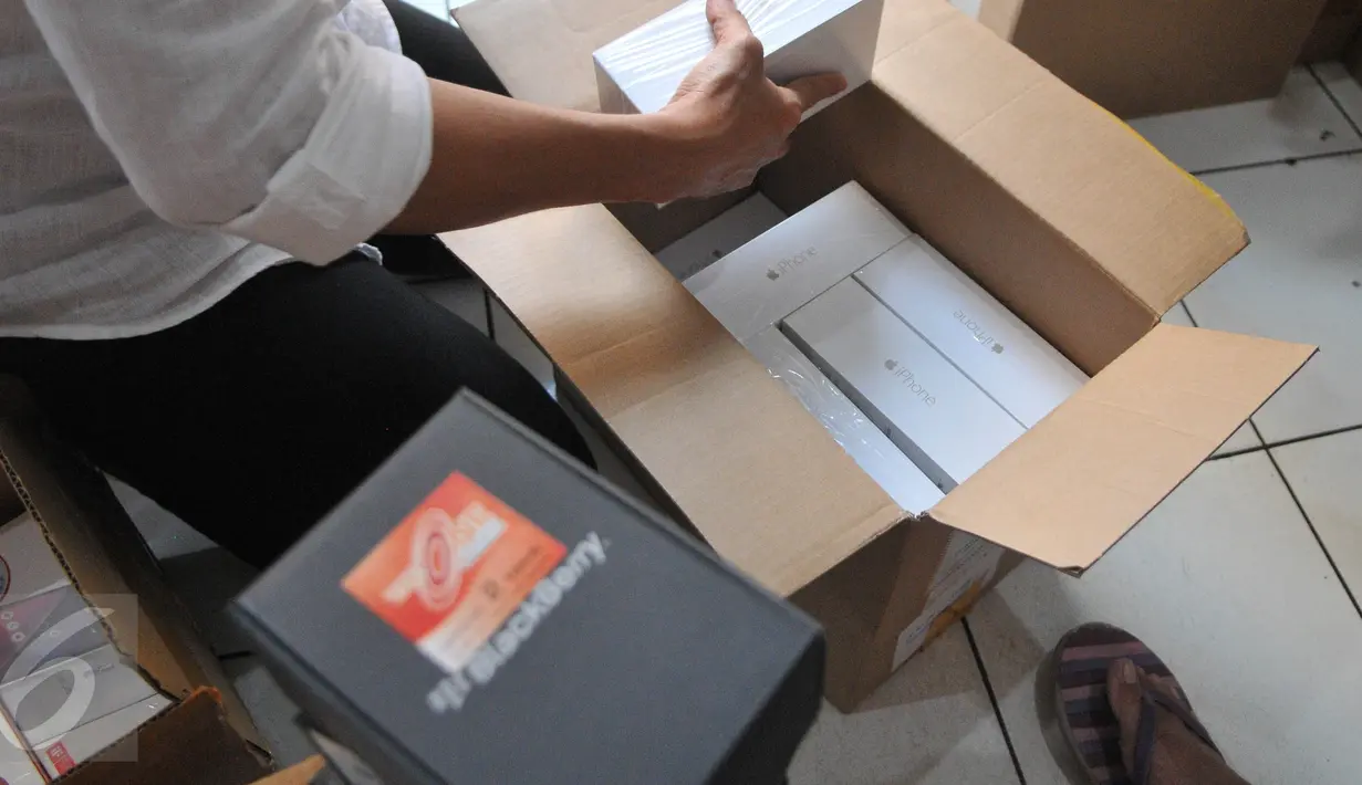 Sejumlah merk telopon selular ilegal, disita petugas Bareskrim Polri di gudang distributor, di ruko kawasan Cempaka Mas, Jakarta, Senin(15/6/2015). Penggeledahan tersebut terkait beberapa laporan dari masyarakat. (Liputan6.com/Herman Zakharia)