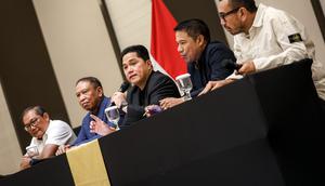 Ketua Umum PSSI, Erick Thohir (tengah) memberikan keterangan dalam konferensi pers terkait rencana baru perkembangan Timnas Indonesia yang berlangsung di Menara Danareksa, Kemayoran, Jakarta Pusat, Senin (06/01/2025). Dalam acara tersebut juga dihadiri oleh Manajer Timnas Indonesia Sumardji, Waketum PSSI Zainudin Amali, Sekjen PSSI Yunus Nusi, dan Exco Arya Sinulingga. (Bola.com/Bagaskara Lazuardi)
