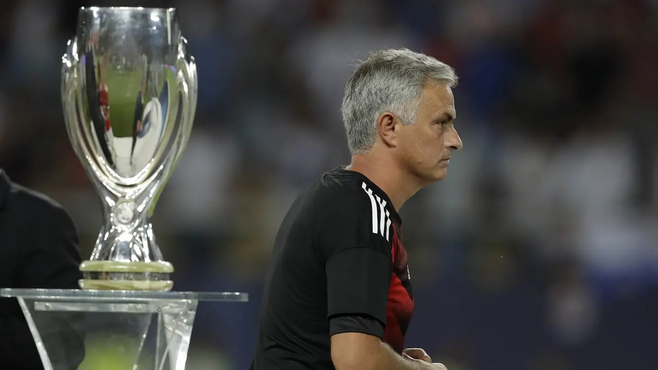 Pelatih Manchester United (MU), Jose Mourinho, tidak menyimpan medali runner-up Piala Super Eropa 2017 dan memberikannya kepada bocah. (AP/Thanassis Stavrakis)