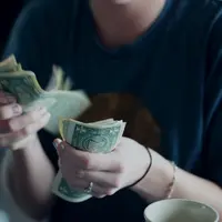 Rendahnya inklusi dan literasi keuangan wanita. (Foto: Unsplash/Alexander Grey)