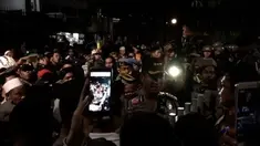 Sekitar 50 orang memakai emblem LBS mengepung kantor YLBHI, Jakarta. Mereka berorasi dan memaksa masuk ke dalam gedung.