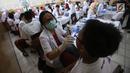 Dokter sedang memeriksa gigi siswa-siswi di di SDN Tebet Timur 01 Pagi, Jakarta, Selasa (20/3). Kegiatan ini digelar memperingati Hari Kesehatan Gigi dan Mulut Sedunia 2018. (Liputan6.com/Pool/Doni)
