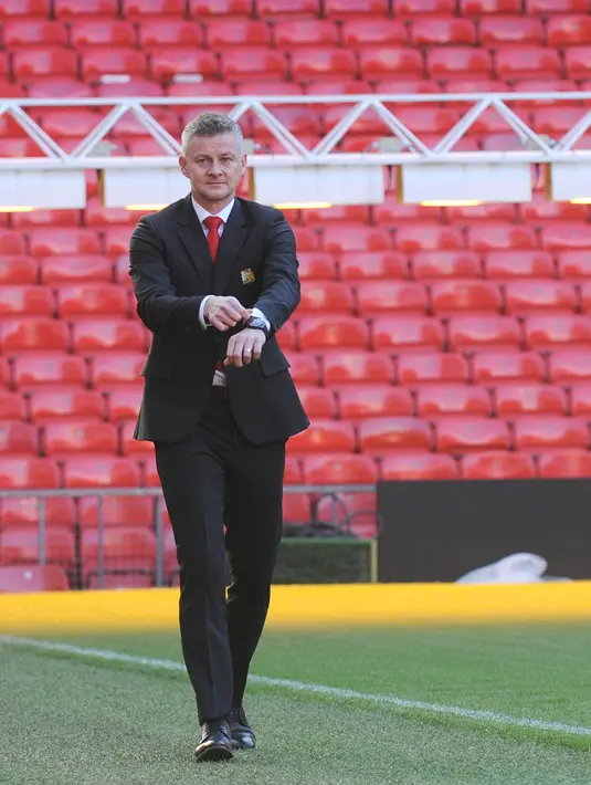 Ole Gunnar Solskjaer tiba di lapangan saat konferensi pers terkait penunjukkan dirinya menjadi pelatih permanen Manchester United di Stadion Old Trafford, Inggris, (28/3). Solskjaer berhasil membawa MU meraih 14 kemenangan, dua hasil imbang, dan menelan tiga kekalahan. (AP Photo/Rui Vieira)