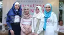 Sejumlah pemain film Cahaya Cinta Pesantren berpose usai menggelar konferensi pers, Jakarta, Senin (25/1/2016). Film ini diadaptasi dari novel karya Ira Madan. (Liputan6.com/Herman Zakharia)