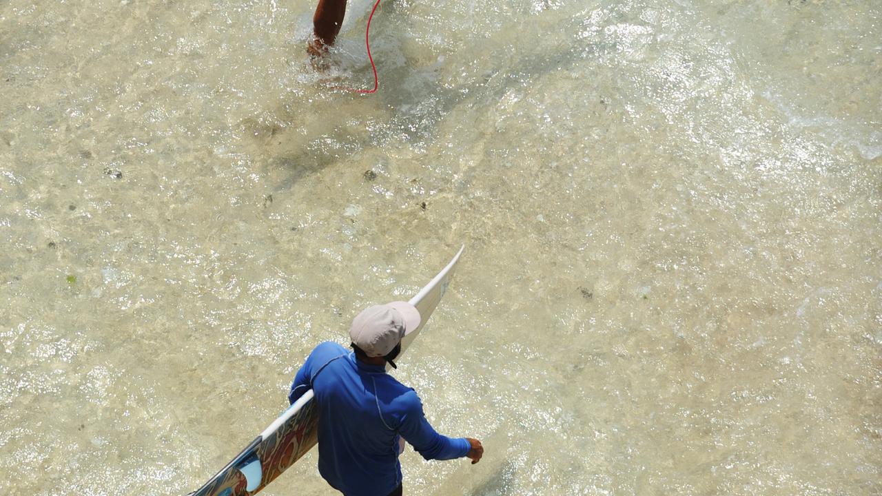 Bermain Surfing di Pantai Uluwatu