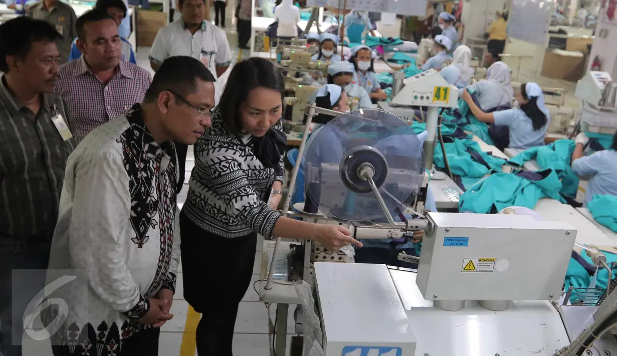 Menperin Saleh Husin melihat proses pembuatan busana di PT Pan Brother di Tangerang, Banten,  Selasa (13/10/2015). Menurut Menperin, penanaman modal dan pengembangan industri akan terus melaju sesuai paket kebijakan ekonomi. (Liputan6.com/Angga Yuniar)