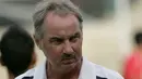 Pelatih Timnas Vietnam Alfred Riedl memberi isyarat saat berbicara dengan para pemainnya selama sesi latihan di Stadion Royal Army, Bangkok, 19 Juli 2007. Riedl dikenal sukses melatih beberapa negara Asia Tenggara seperti Laos dan Vietnam. (AFP PHOTO/Pornchai KITTIWONGSAKUL)