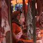 Pedagang menunggu pembeli daging kerbau dan sapi di Pasar Ciledug, Tangerang, Rabu (13/6). Dua hari menjelang Lebaran, pedagang daging musiman menjamur dengan menggelar dagangan di pinggir-pingir jalan. (Liputan6.com/Angga Yuniar)