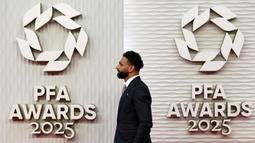 Penyerang Liverpool asal Mesir, Mohamed Salah, berpose saat tiba untuk menghadiri Penghargaan Asosiasi Pemain Sepak Bola Profesional (PFA) 2024-2025 di Gedung Opera, Manchester, Inggris, pada 19 Agustus 2025. (Darren Staples/AFP)