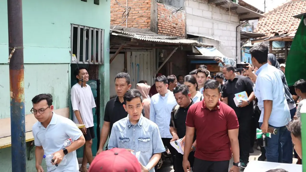 Calon wakil presiden (Cawapres) nomor urut 2, Gibran Rakabuming Raka saat menyambangi daerah Warakas, Jakarta Utara, Selasa (16/1/2024).