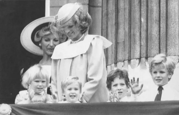 Putri Diana dan anak-anaknya saat berada di istana (AP)