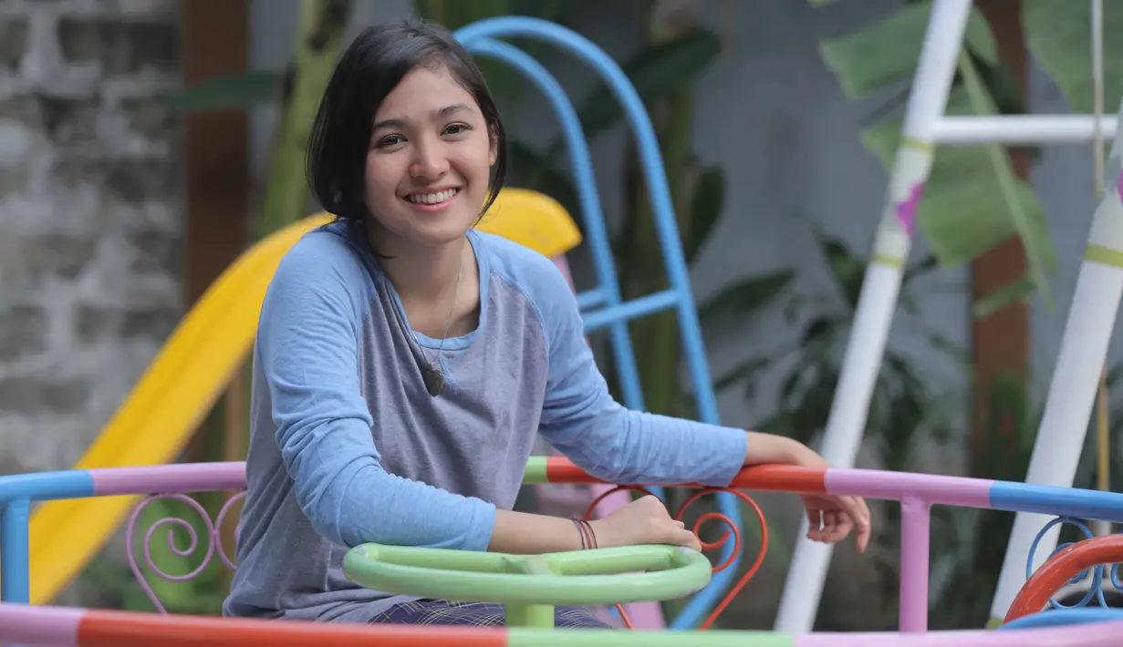 "Anaknya tomboy, cuek banget. Anak Betawi. Dia berani kotor orangnya. Nyaman banget ya peran tomboy. Disini cuek banget ya. Dia harus tomboy, lepas banget," kata Cut Syifa di sela syuting Jodoh Yang Tertukar, Senin (4/9). (Nurwahyunan/Bintang.com)