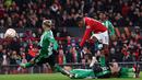 Pemain Manchester United, Marcus Rashford mencetak gol pertama timnya ke gawang Real Betis pada laga leg pertama Liga Europa 2022/2023 yang berlangsung di Old Trafford, Manchester, Jumat (10/03/2023) dini hari WIB. MU menang dengan skor 4-1. (AFP/Darren Staples)