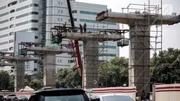 Pekerja mengerjakan pembangunan proyek Light Rail Transit (LRT) Cawang-Dukuh Atas di Jakarta, Kamis (10/5). Saat ini progress pengerjaan proyek Cawang-Dukuh Atas mencapai 22 persen dan ditarget dapat selesai pertengahan 2019. (Liputan6.com/Faizal Fanani)