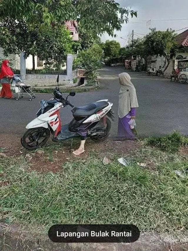 Kumpulan Potret Kocak Ibu-Ibu di Jalan Raya yang Tertangkap Kamera Google Maps